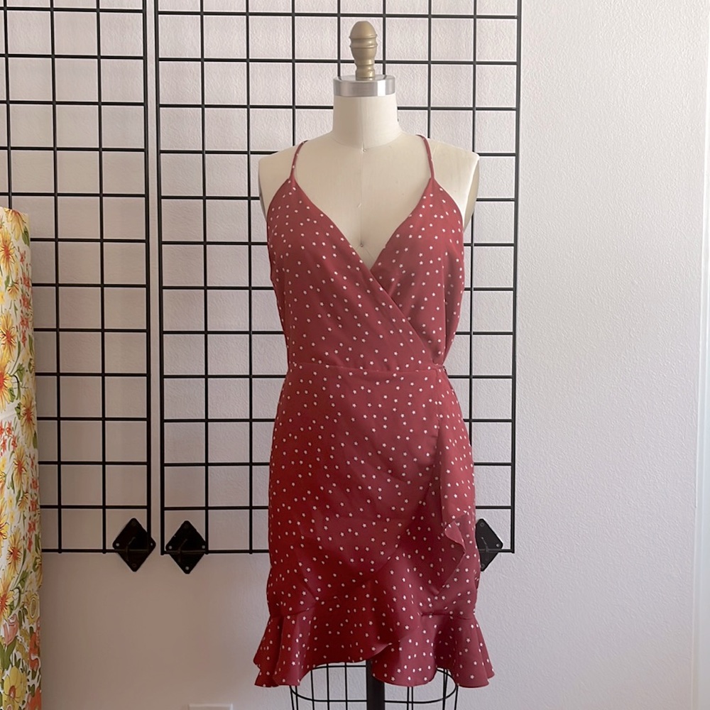 Lovers + Friends y Revolve Red Star Gigi Wrap Dress